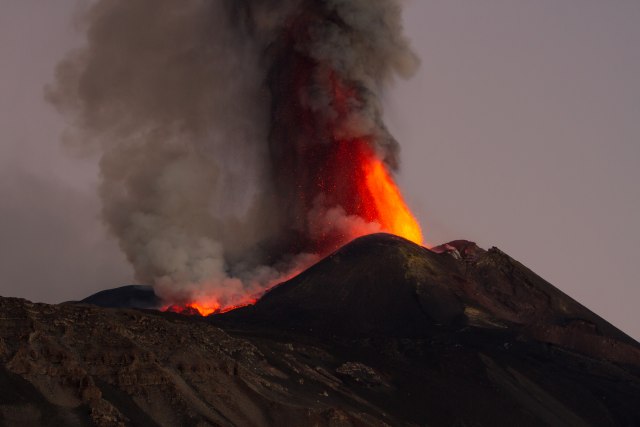 Probudio se: Vulkan Etna proradio, lava i pepeo lete stotinama metara uvis VIDEO