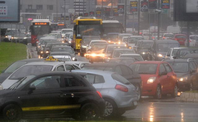 AMSS: Pojačan saobraćaj i kiša otežavaju vožnju