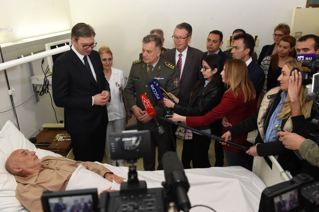 Vučić otišao u posetu povređenom Rusu VIDEO