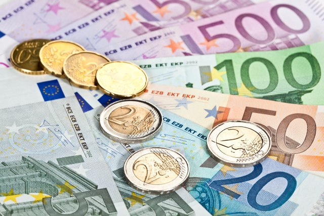 Prosečna neto plata u aprilu bila 511 evra, porasla 0,2 odsto