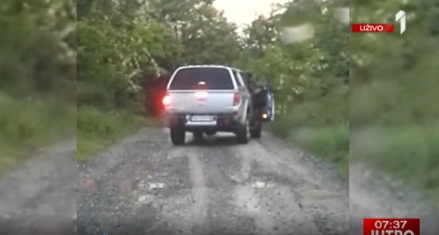 I ovoga ima u Srbiji: Zaustavio vozilo na putu pa zapucao na divljaè VIDEO