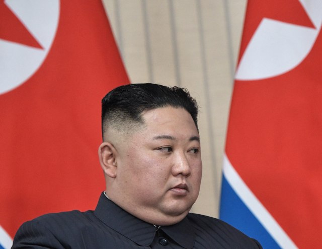 Rasplakao devojèice: Kim Džong UN posetio Dvorac uèenika u Pjongjangu FOTO