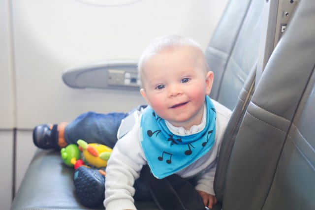 Beba u avionu i šta ako joj se ne spava: Evo šta vam je potrebno zarad mira u putu