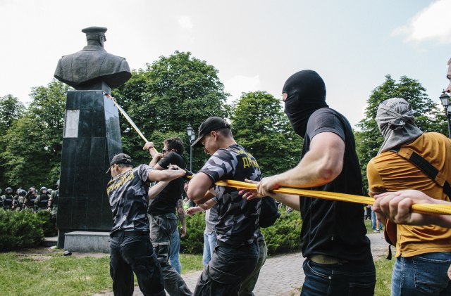 Uništen spomenik: Ukrajinski desnièari srušili bistu Žukova u Harkovu FOTO