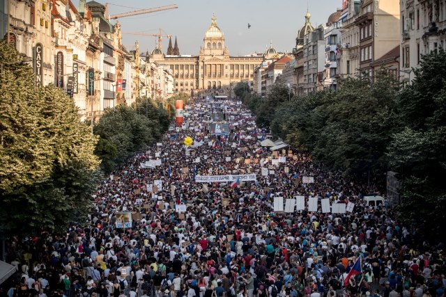 Najveæi protest do sada: 120.000 Èeha traži ostavku premijera i ministarke FOTO