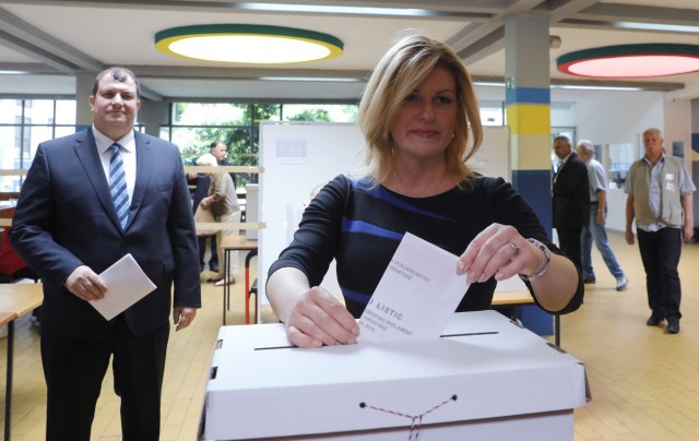 Šest moguæih razloga zašto predsednica Hrvatske okleva sa objavom kandidature
