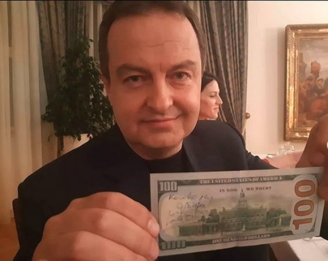 Pridružio se akciji: Daèiæ na novèanici od 100 dolara napisao "Kosovo je Srbija" VIDEO
