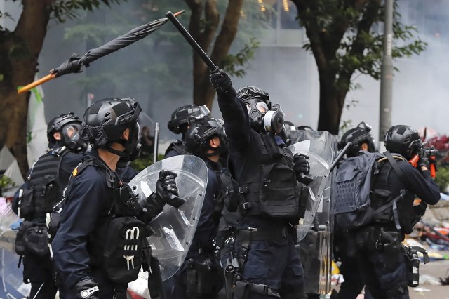 Tviter zatrpan snimcima iz Hongkonga: Policija puca na demonstrante; Rojters: Gumeni meci FOTO