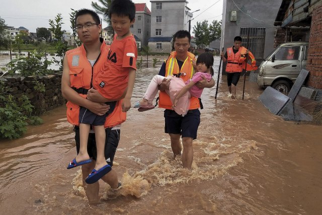Potop u Kini: Za čas nestaju čitavi putevi VIDEO