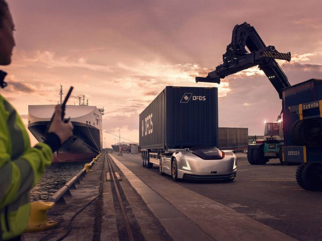 Volvo kamioni bez vozaèa prevoze brodske kontejnere u Švedskoj VIDEO