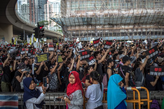 Hong Kong opet na nogama: Desetine hiljada na ulicama, traže ostavke