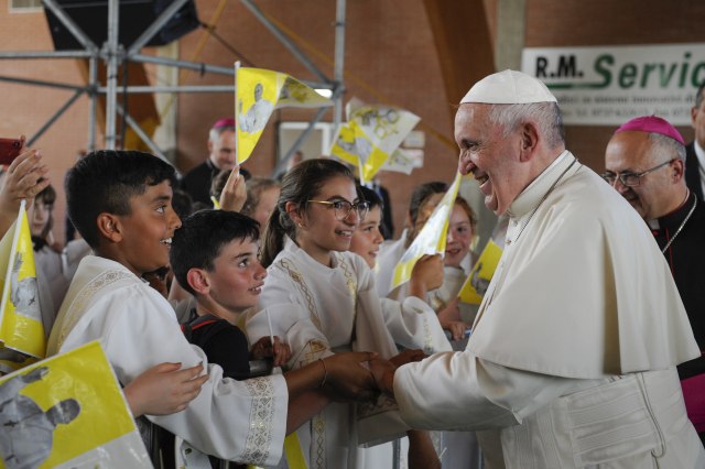 Papa Franja nosio šlem prilikom posete ošteæenoj katedrali FOTO