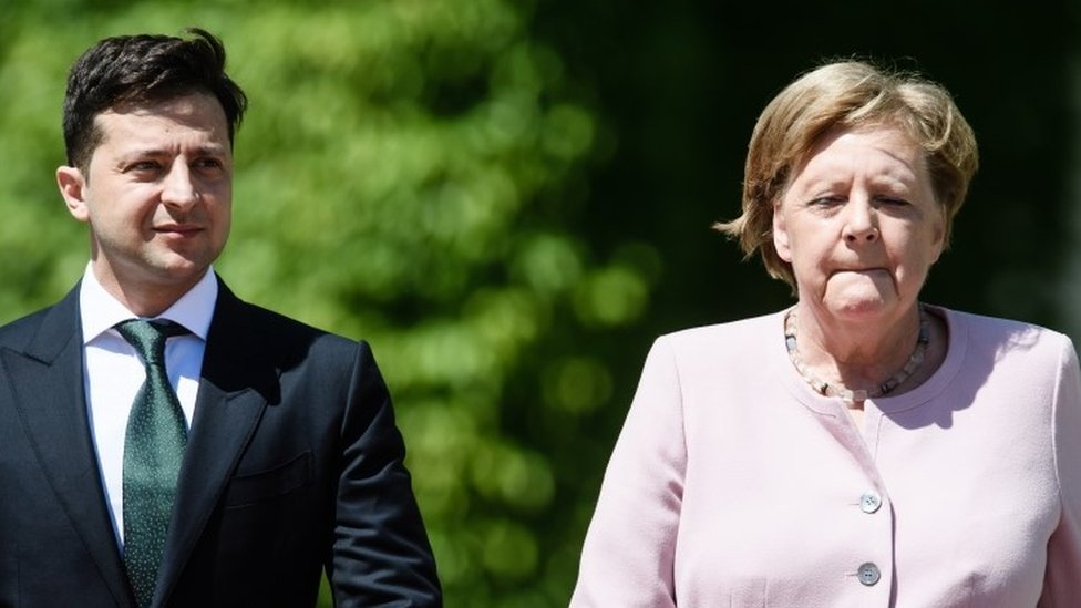 Angeli Merkel nakratko pozlilo od vruæine na doèeku ukrajinskog predsednika