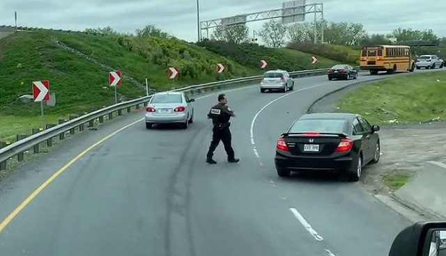 Instant karma za bahatog vozača: Policija na pravom mestu, u pravom trenutku VIDEO