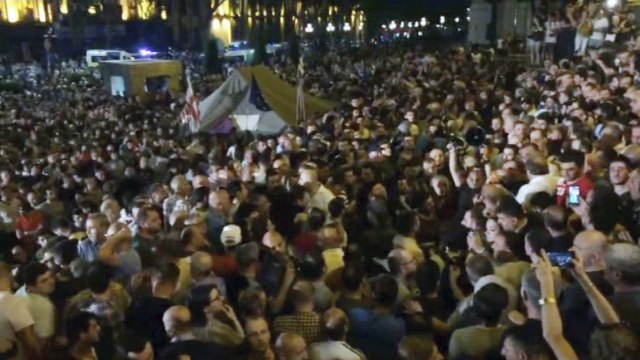 Haos u Gruziji: Protest ispred parlamenta, sukob policije i demonstranata VIDEO