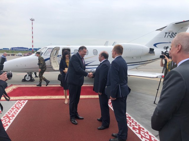 Dodik doèekan na aerodromu u Minsku uz najviše poèasti