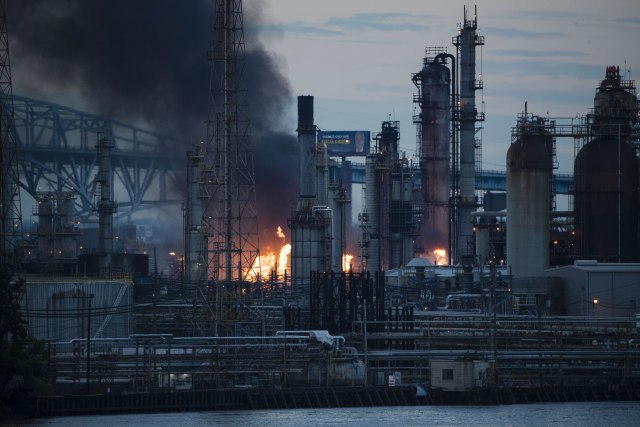 Ogromne eksplozije u najveæoj rafineriji nafte: Vatrena kugla na nebu, dim kulja VIDEO/FOTO