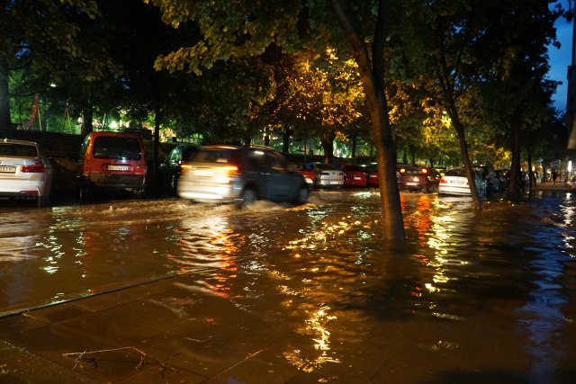 Opet potop u Beogradu: Olujno nevreme stiglo u prestonicu, duva jak orkanski vetar VIDEO