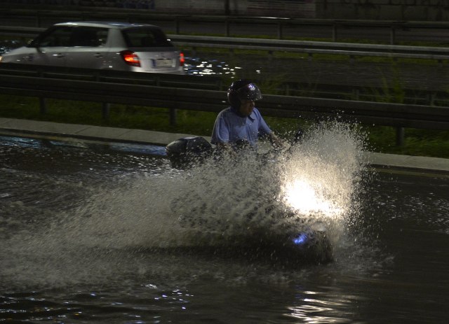 Pomahnitalo vreme: Bujice i poplave u BG, grad velièine teniske loptice, vanredno u Èaèku VIDEO