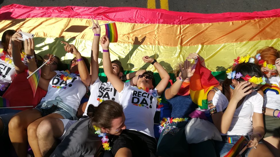 Majka LGBT æerke za BBC: "Zašto sam dala oglas da se ne odrièem gej deteta&#x201c;