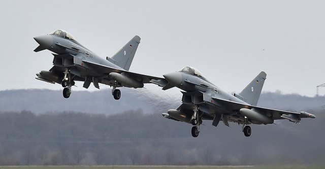Sudar dva vojna aviona na severoistoku Nemaèke - da li su se piloti katapultirali? VIDEO