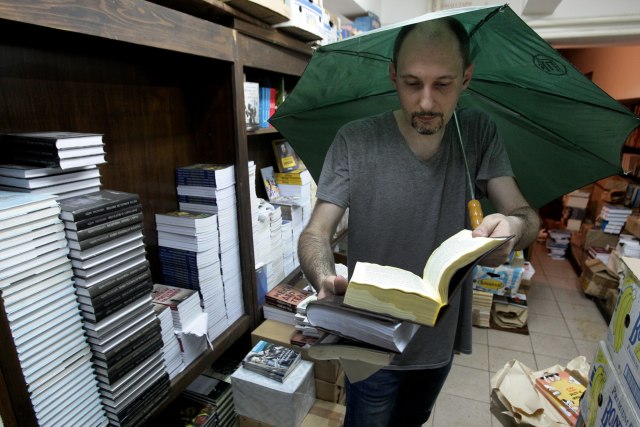 Poplavljena knjižara "Geca Kon", upuæen apel za pomoæ, ugroženo nekoliko hiljada knjiga FOTO