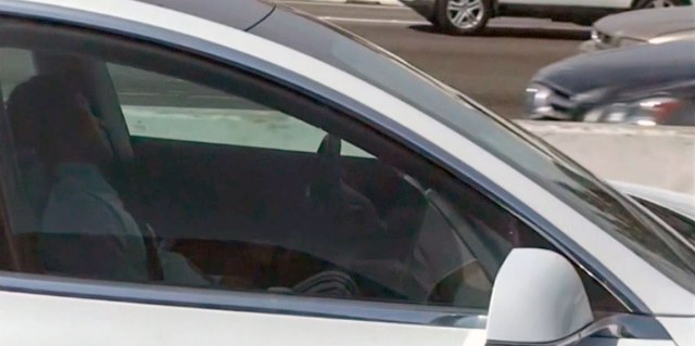 Vozač Tesle aktivirao autopilot, pa prespavao narednih 50 km VIDEO