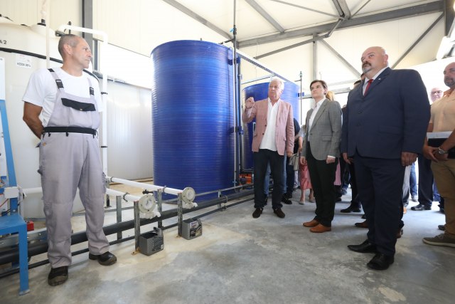 Brnabićeva obišla fabriku vode u Zrenjaninu: Ne bežimo od problema