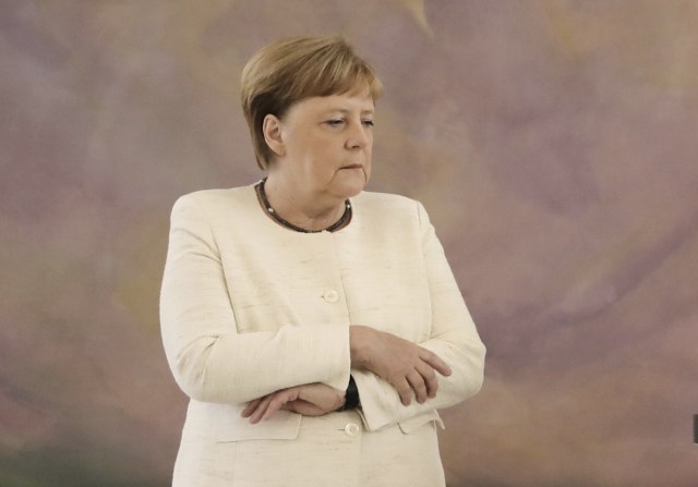 Šta se dešava sa Merkelovom? Ponovo drhtala na ceremoniji, odbila vodu VIDEO