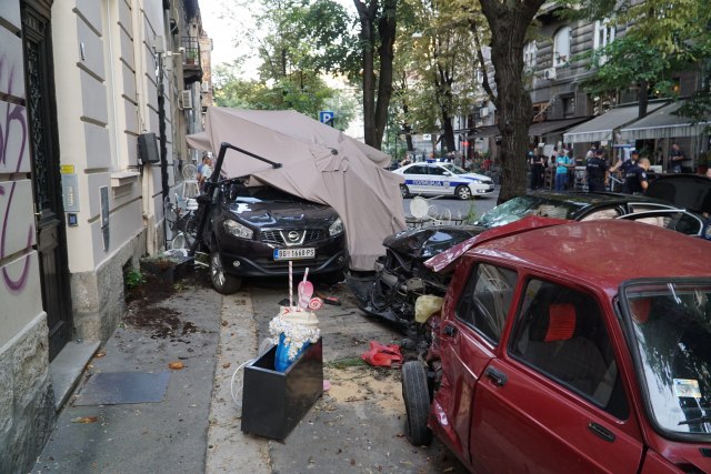 Haos u centru Beograda: Automobil uleteo u kafiæ FOTO
