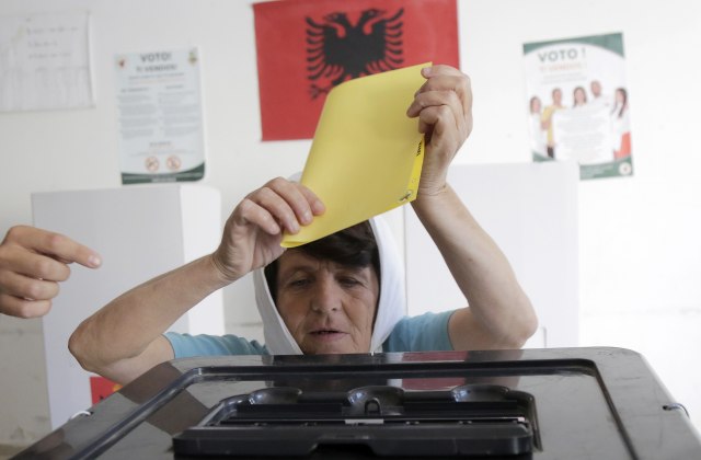 Zatvorena birališta u Albaniji, dan protekao bez sukoba