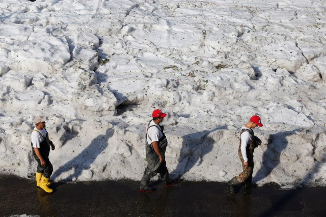 Nezapamćena oluja u Meksiku: Grad zakopao vozila, leda metar i po FOTO