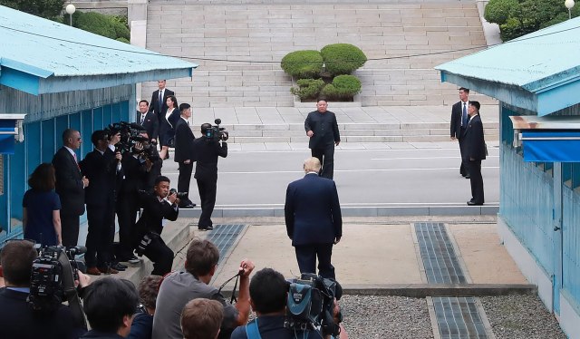 Prva noga amerièkog predsednika na tlu S. Koreje, a nakon toga NLO