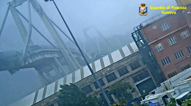 Dosad neobjavljen snimak urušavanja mosta u Ðenovi VIDEO