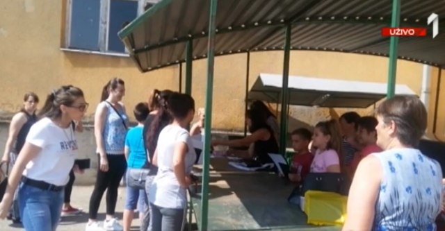 Zašto su ðaci u Malošištu knjižice dobili na pijaci, na tezgi za sir VIDEO
