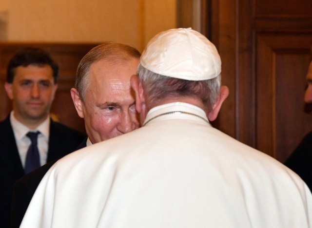 Sat vremena iza zatvorenih vrata: Putinu slika i medalja, papi ikona i 