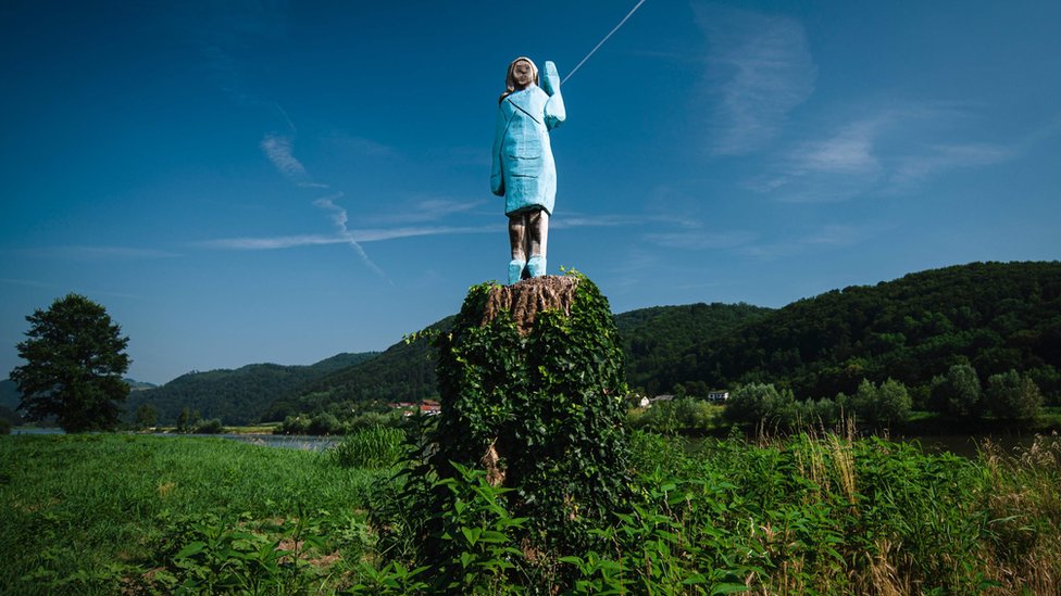 Prva dama kao Štrumpfeta: Melanija Tramp dobila skulpturu u rodnom mestu u Sloveniji