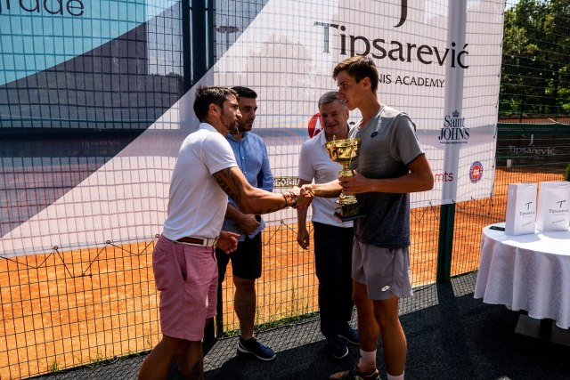 Miladinoviæ najbolji na turniru na Teniskoj akademiji "Tipsareviæ" FOTO