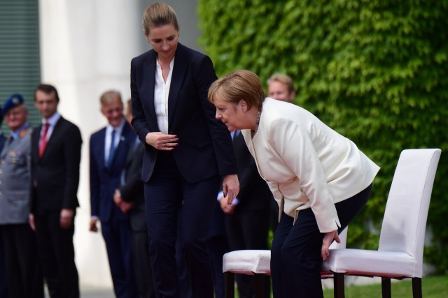 Posle niza drhtavica - stolica na intoniranju himne, ali Merkelova poriče razloge za brigu