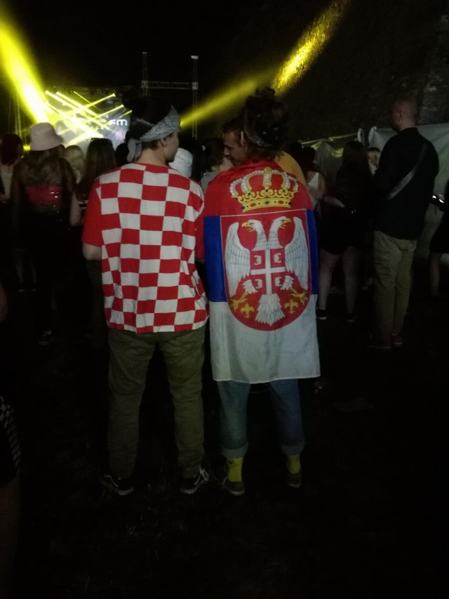 Šire ljubav: Splićanka nosila srpsku, a Novosađanka hrvatsku zastavu