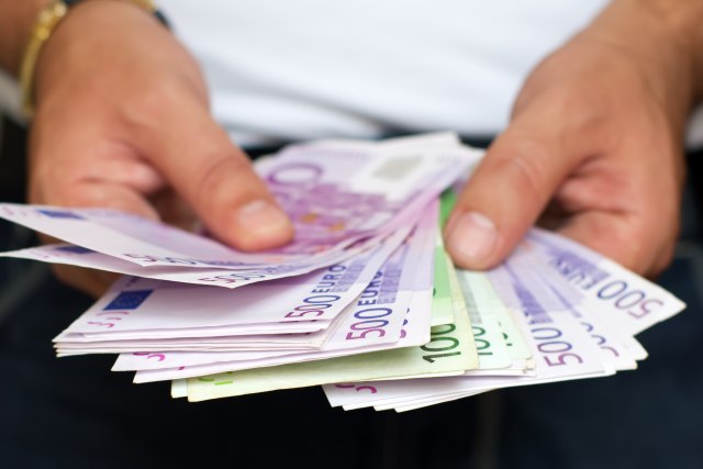 Carinici našli u džepovima 70.000 evra