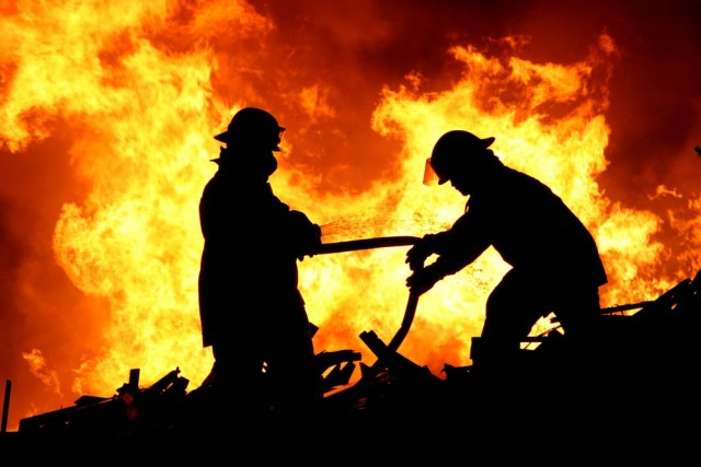Zatekli požar u poodmakloj fazi: Gorela fabrika u Novom Pazaru