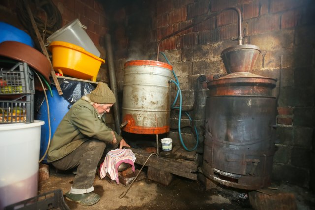Inspektori uništili 560 litara rakije oduzete u lokalima i na pijacama