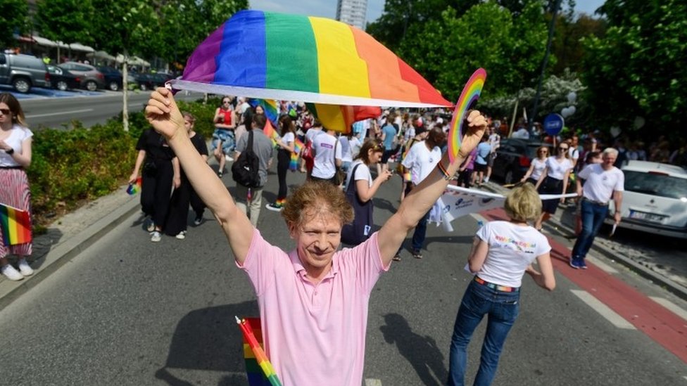 Poljska: Provladin nedeljnik deli anti LGBT nalepnice