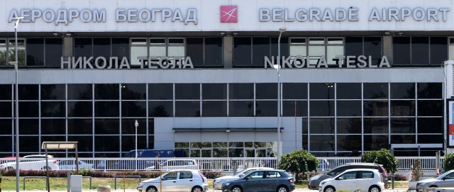 Dojava o bombi na beogradskom aerodromu, policija pregleda avion i traži ko je zvao VIDEO