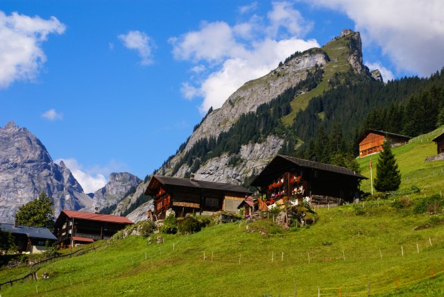 Skriveni dragulj Švajcarske: U ovom selu ima više krava nego poštanskih sandučića