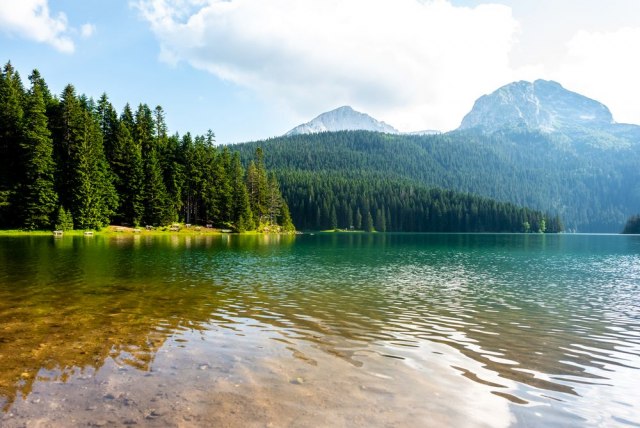 Jezero koje postoji zahvaljujuæi vilama, prava je oaza na obroncima planine