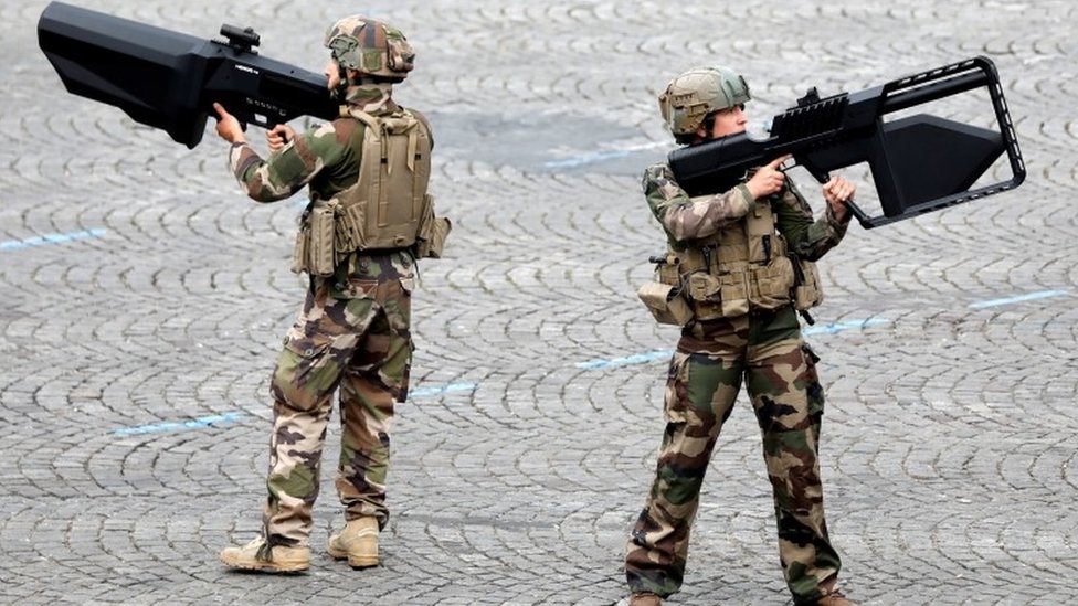 Francuska: Pisci nauène fantastike pomažu vojsci protiv neprijatelja