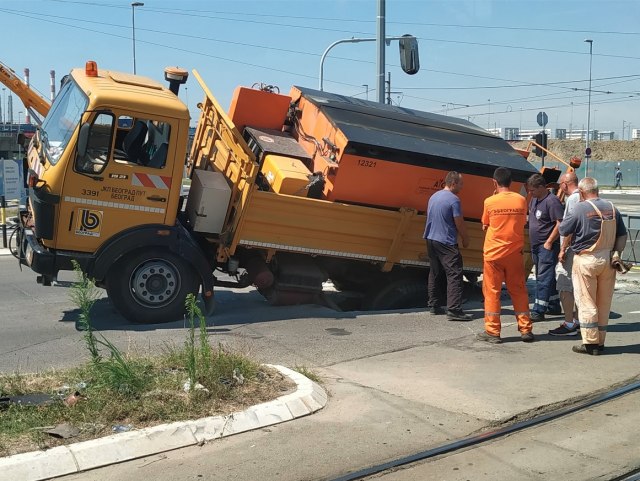 Nesvakidašnji prizor na Novom Beogradu: Kamion "Beograd puta" upao u rupu celim toèkom