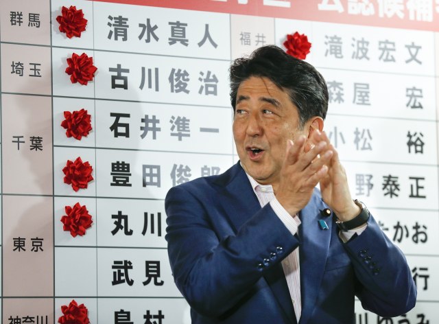 Abe bi da menja ustav uprkos izborima